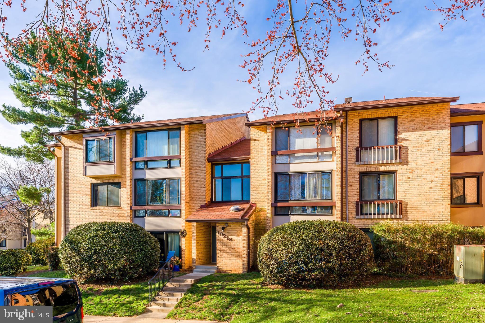 VISTAS OF VIENNA CONDOMINIUMS - Residential