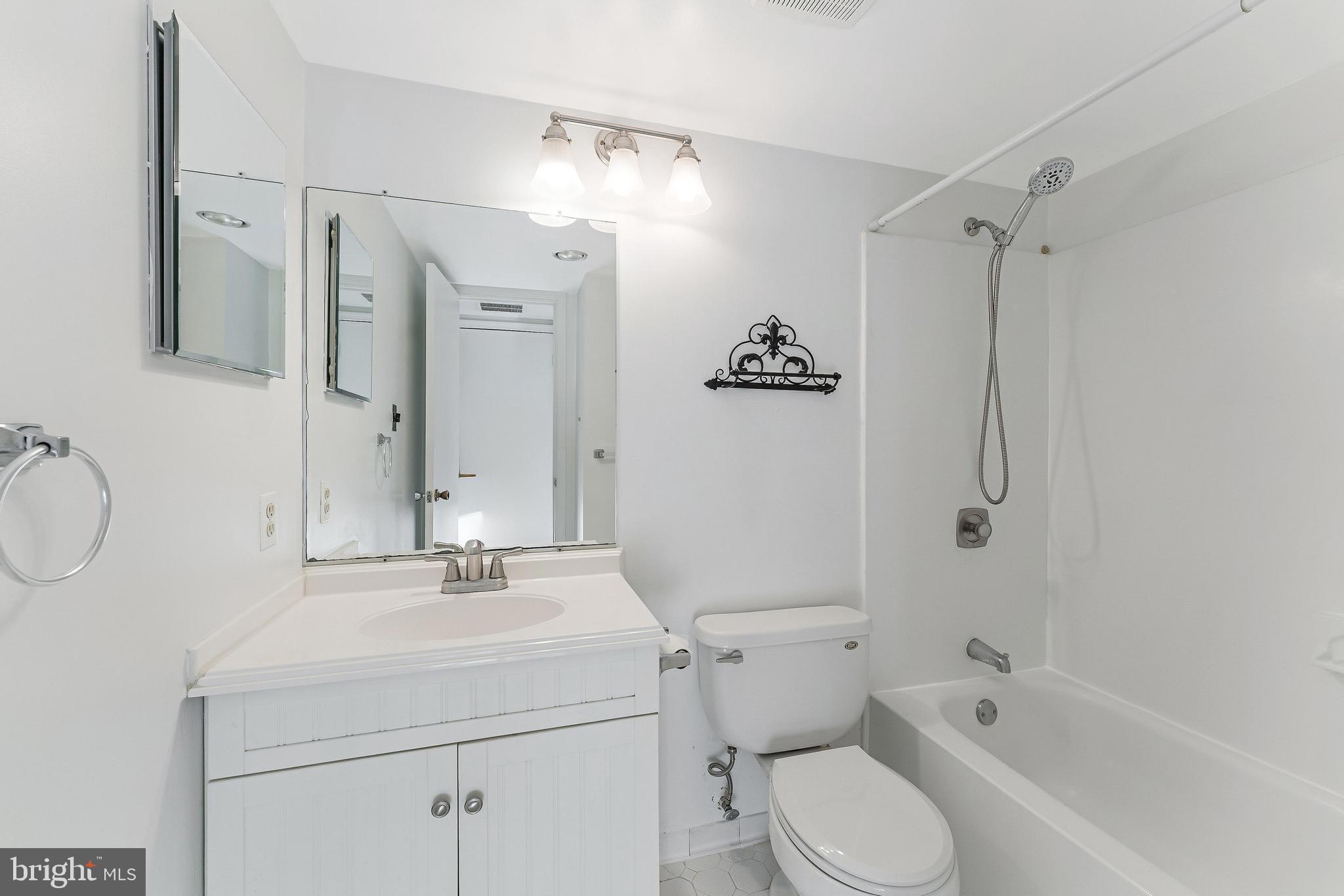 VISTAS OF VIENNA CONDOMINIUMS - Residential