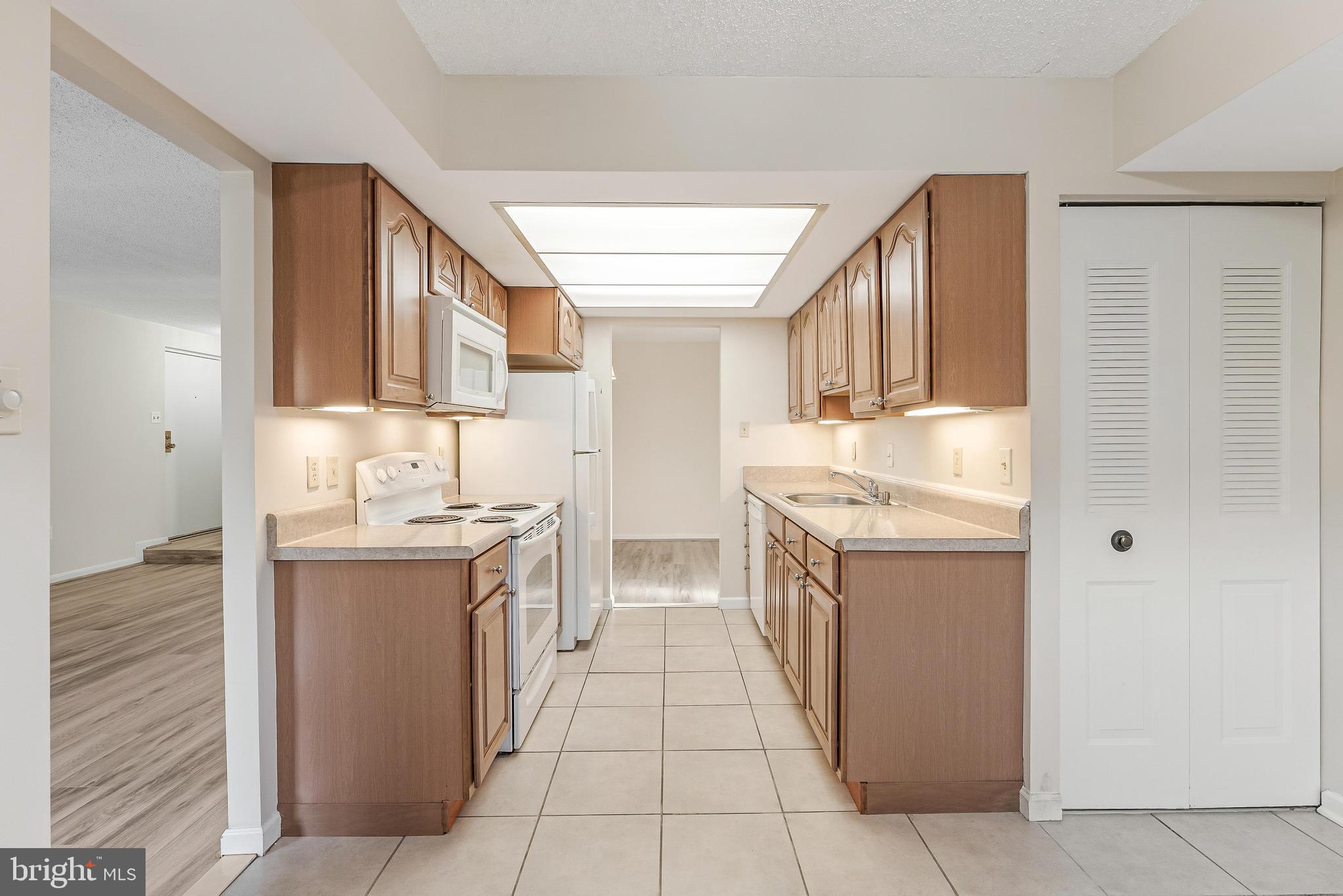 VISTAS OF VIENNA CONDOMINIUMS - Residential