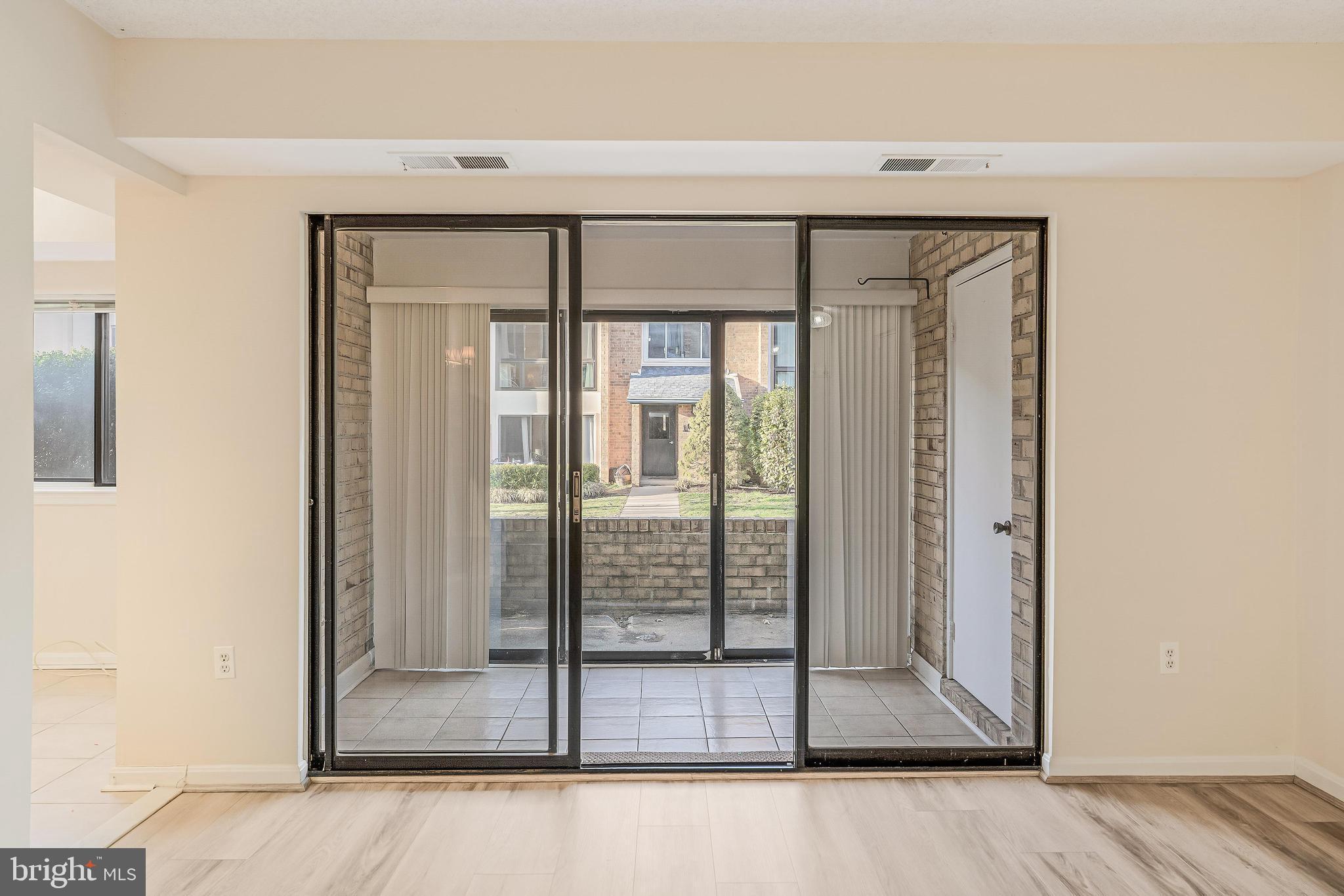 VISTAS OF VIENNA CONDOMINIUMS - Residential