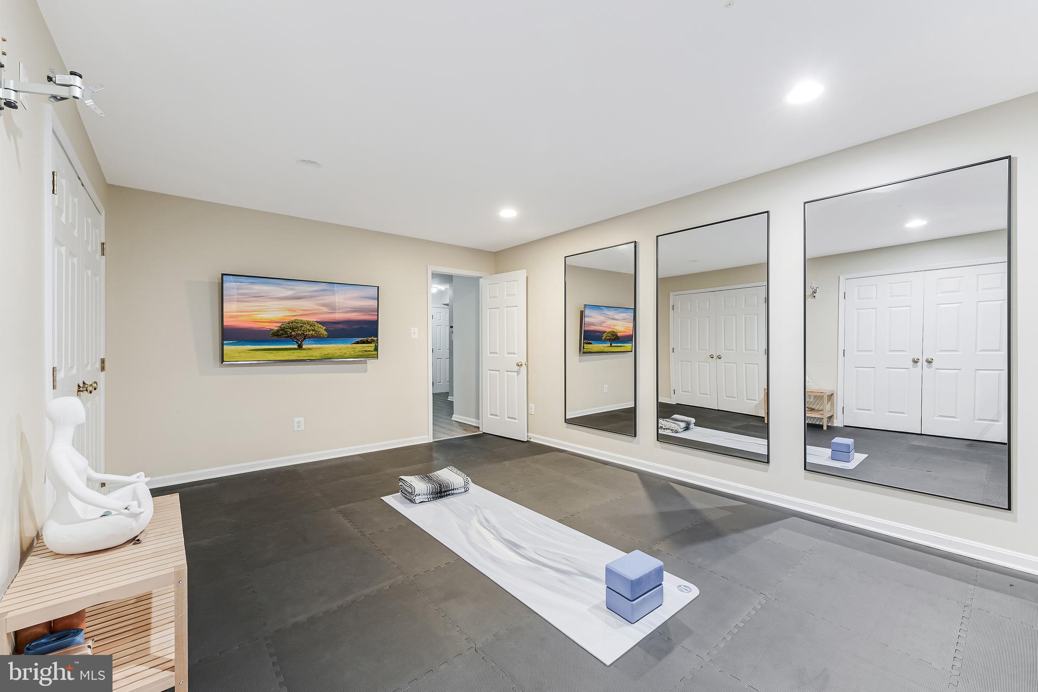 COUNTRY CLUB HILLS - Residential