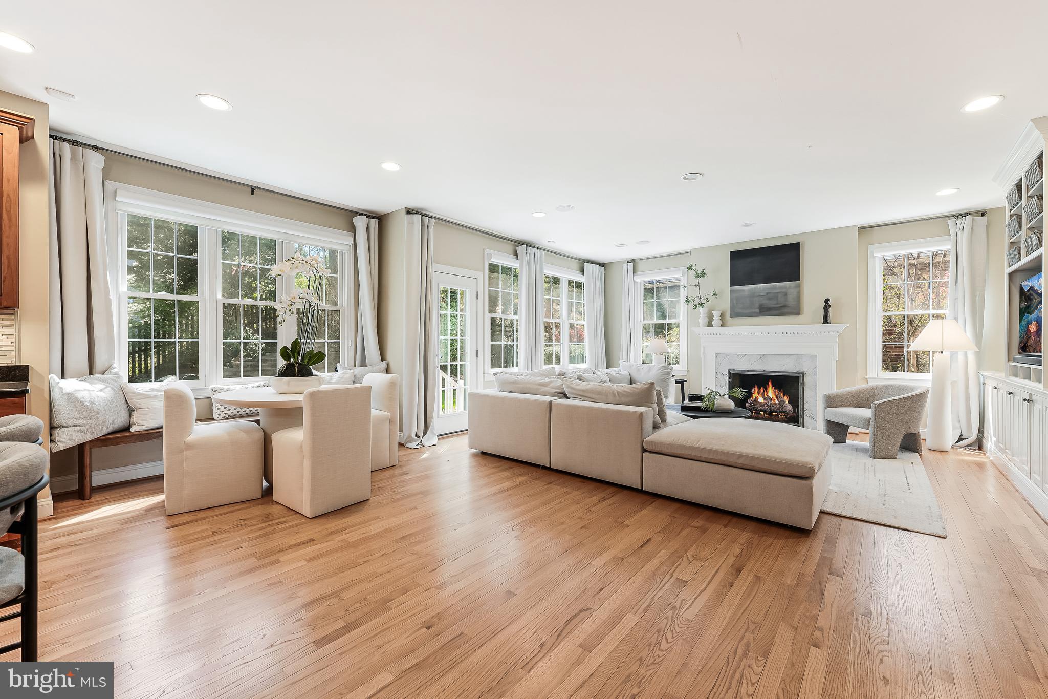 COUNTRY CLUB HILLS - Residential