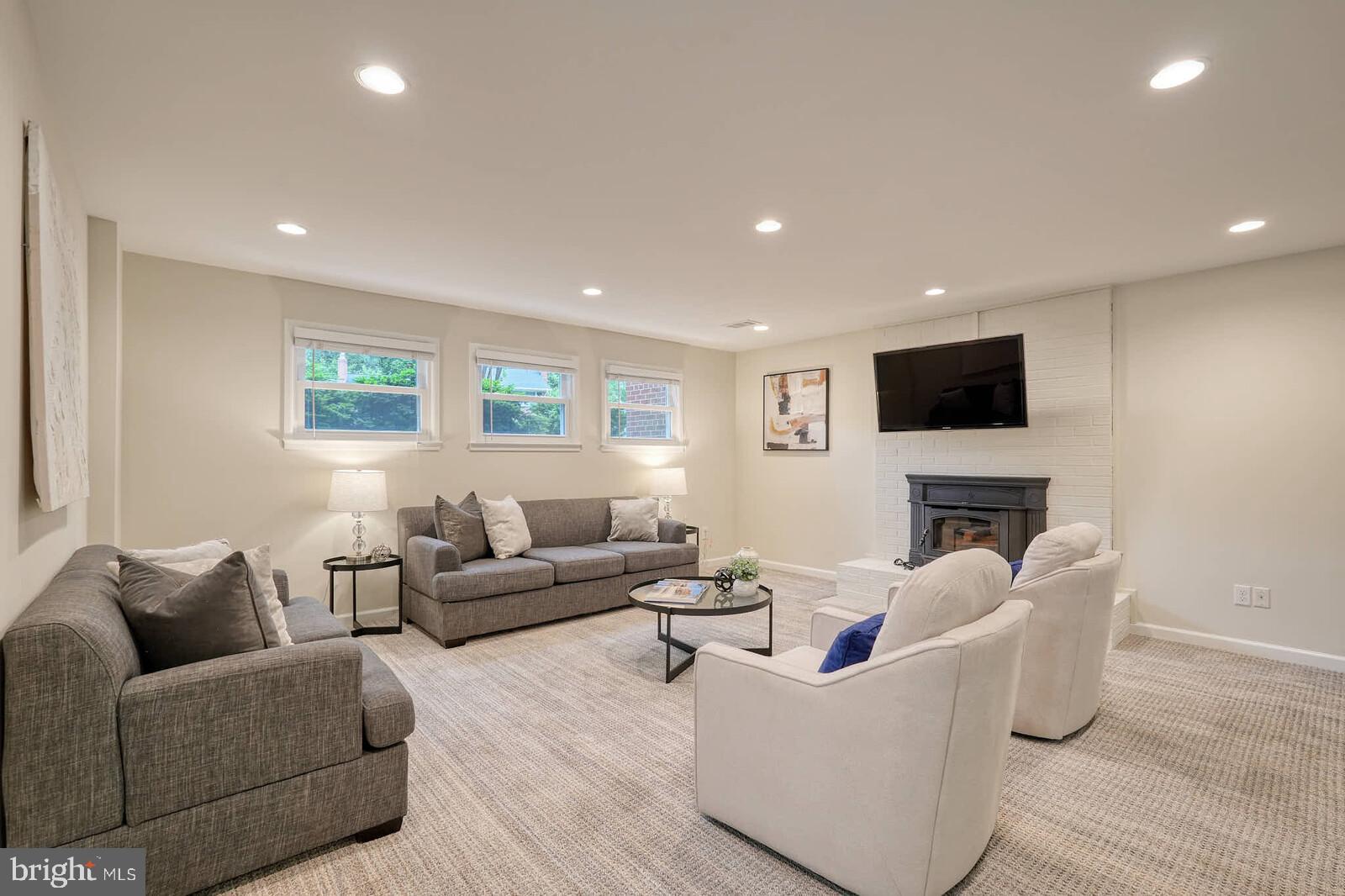 BROYHILL GLEN GARY PARK - Residential