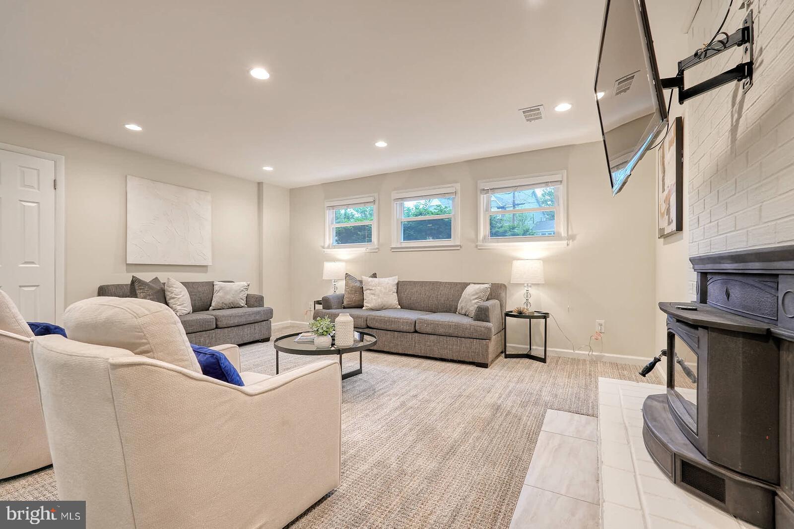 BROYHILL GLEN GARY PARK - Residential