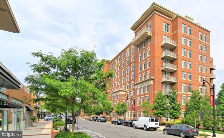 Large one bedroom mid-rise condo at the Elan at Market Commons! Steps to shops & restaurants! This home has much to offer,including spacious kitchen with breakfast bar and granite countertops; spacious bedroom w/ a jack-and-jill style bath for ensuite access to the master; walk-in closet; spacious living & dining rooms; balcony w/ treetop views! Must See!