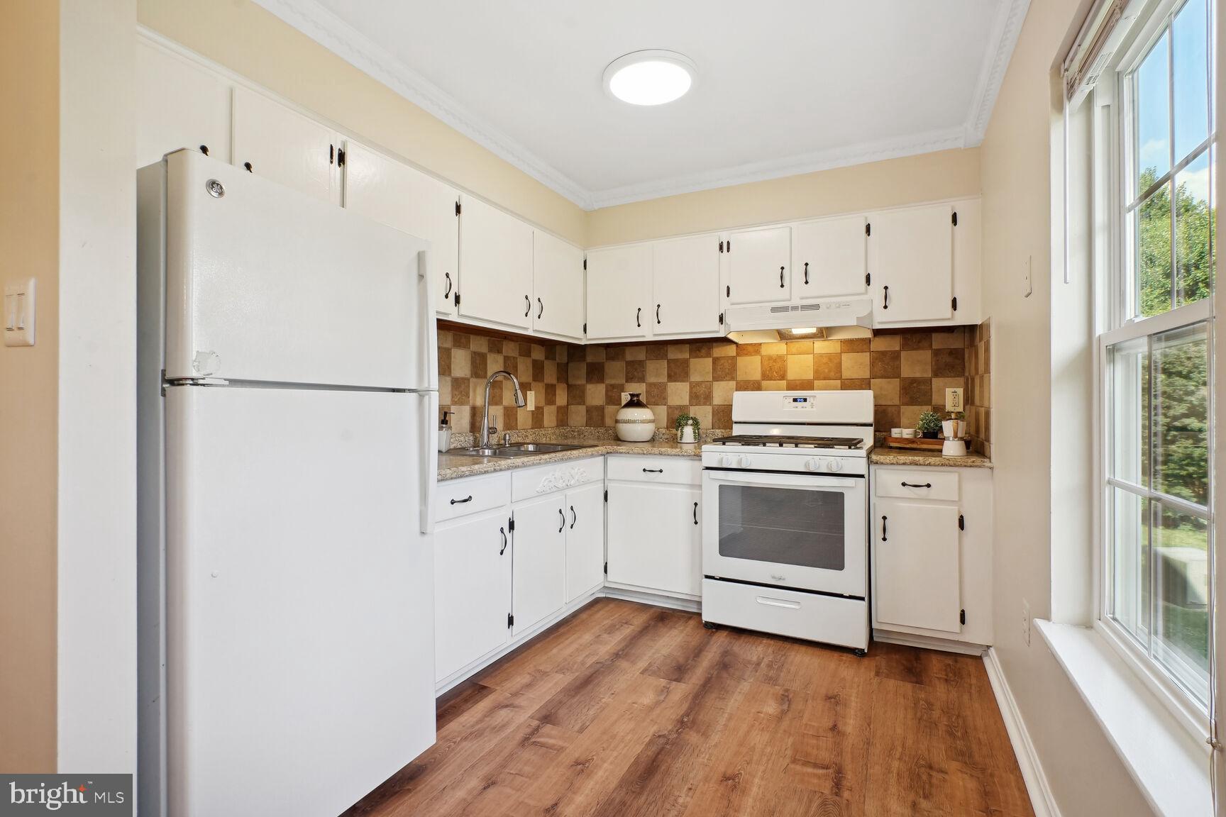 CIRCLE WOODS - Residential Lease