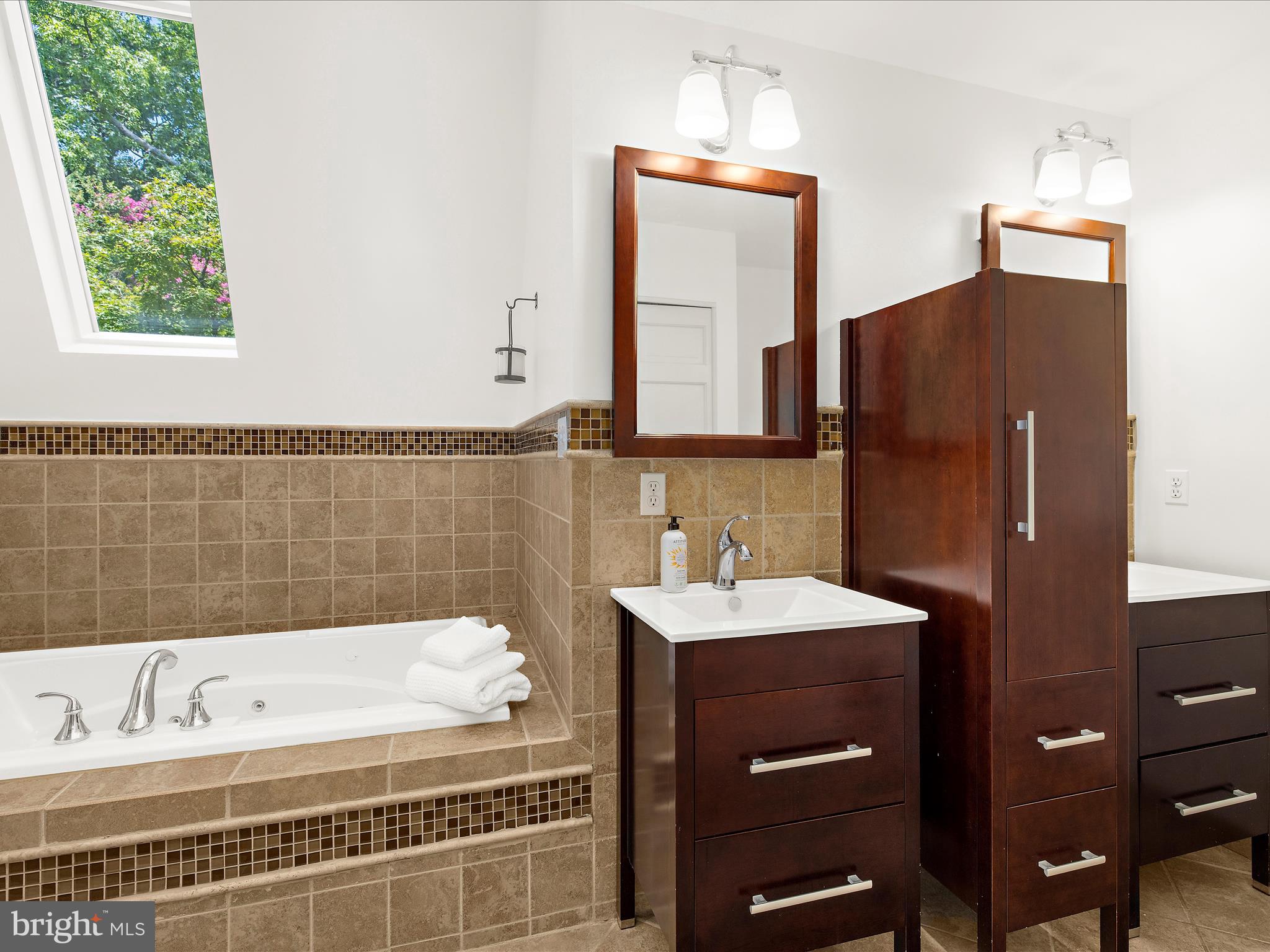 HILLSMERE SHORES - Residential