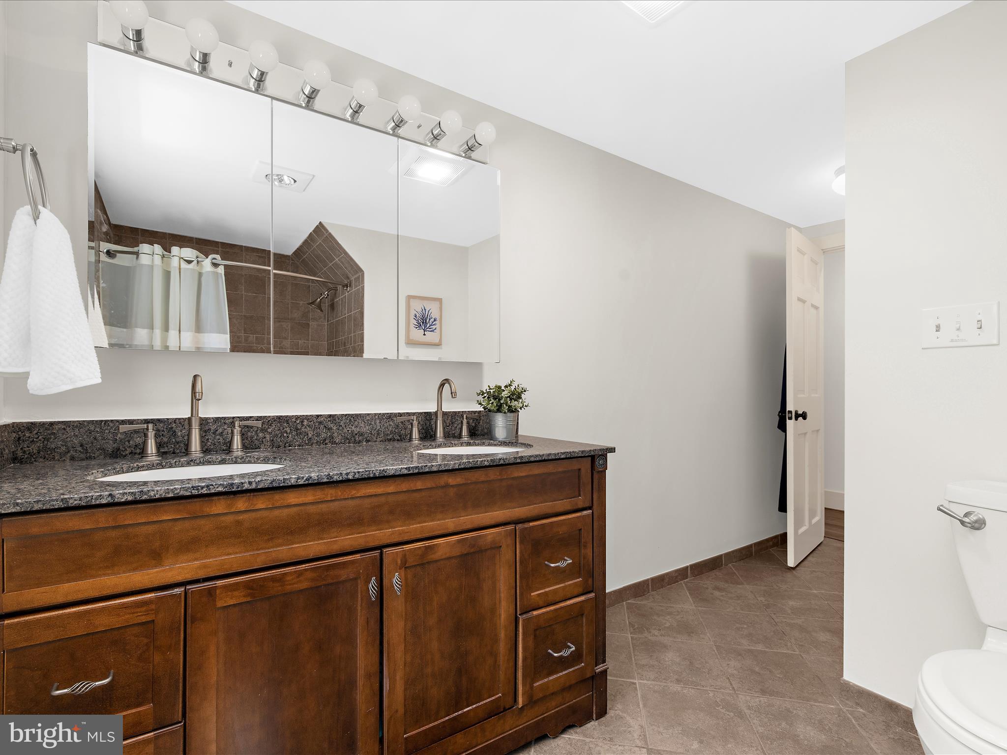 HILLSMERE SHORES - Residential