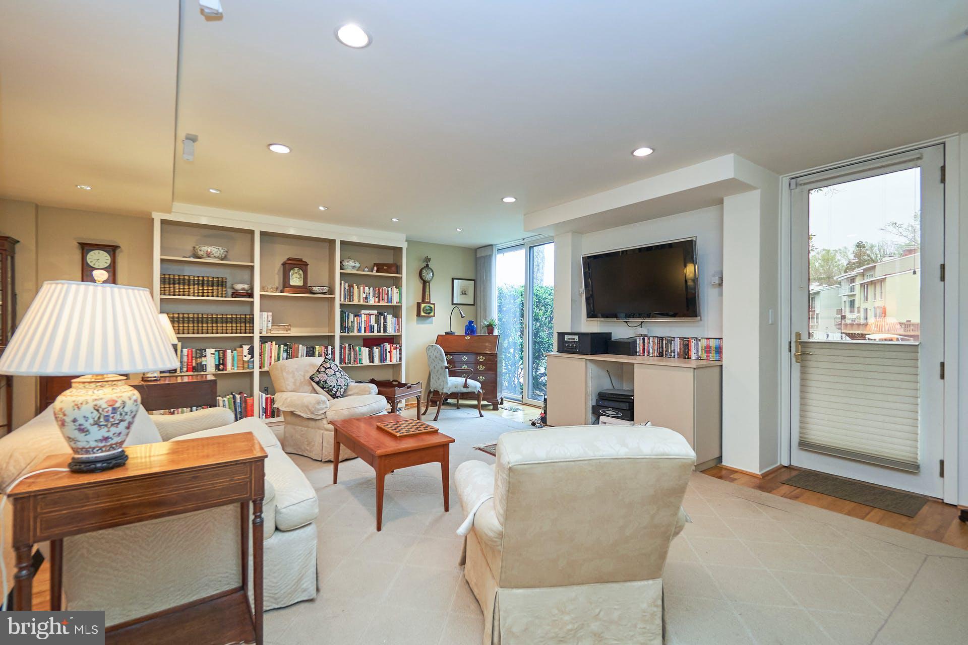 WASHINGTON PLAZA - Residential