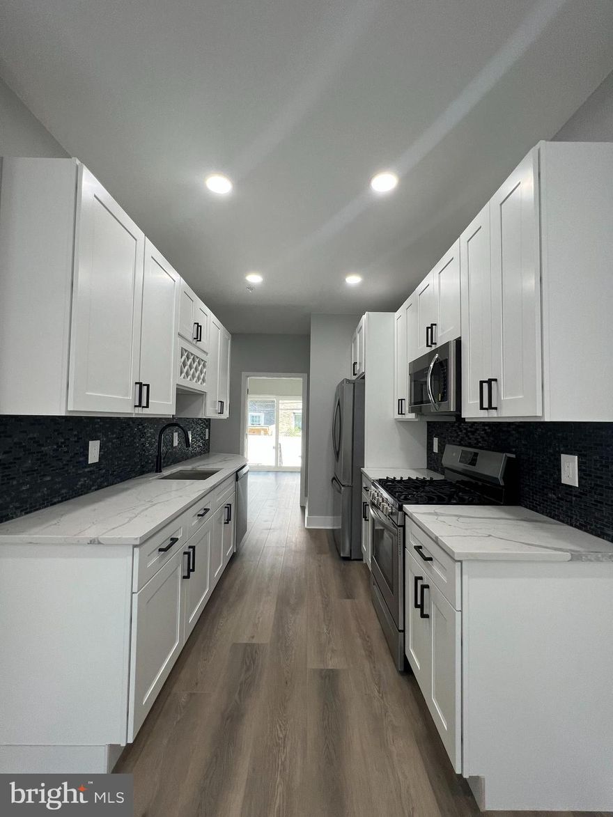 Beautiful 2 beds, 1 bath apartment in new construction building. Available from 10/15/2025
All utilities are included !