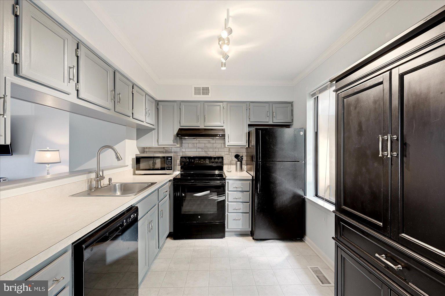 41 SUGARLAND SQUARE COURT