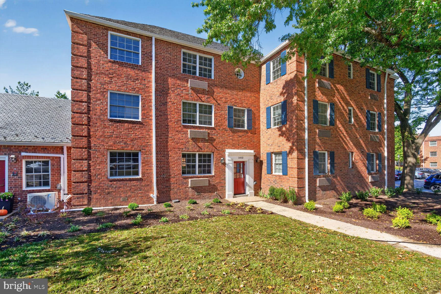 1602 W Abingdon Drive Unit 102