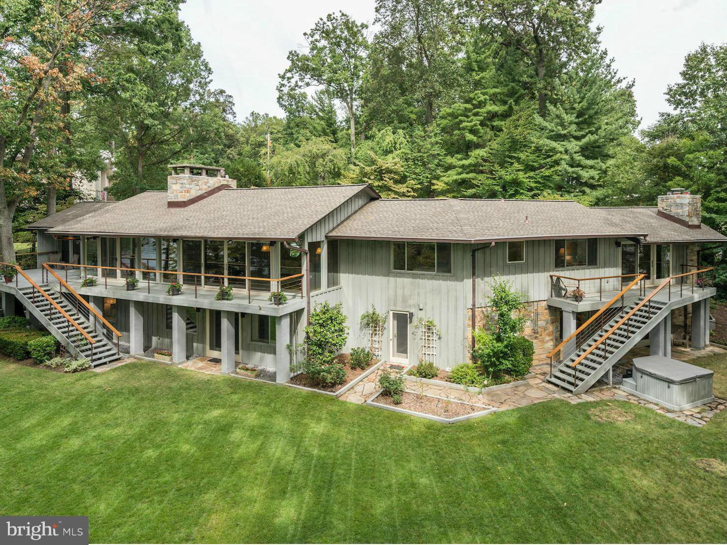 LAKE BARCROFT - Residential