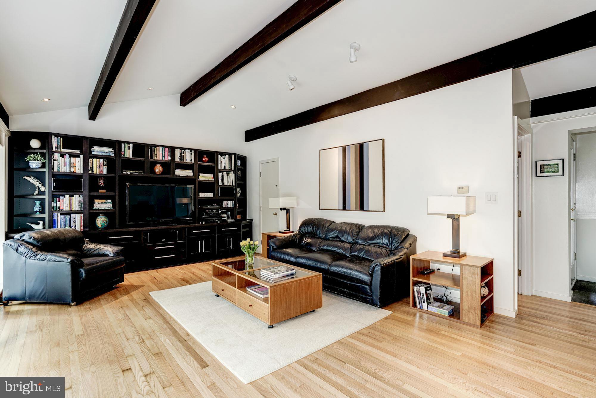 LAKE BARCROFT - Residential