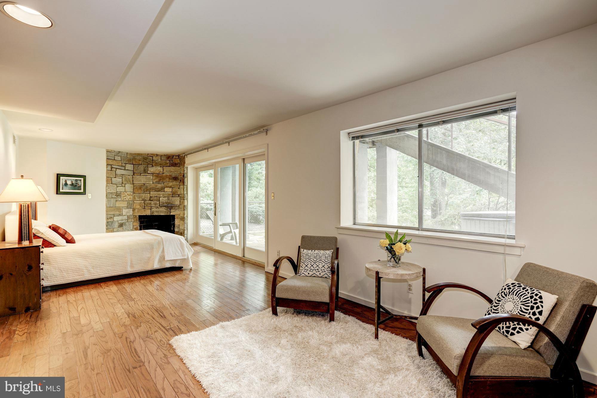 LAKE BARCROFT - Residential