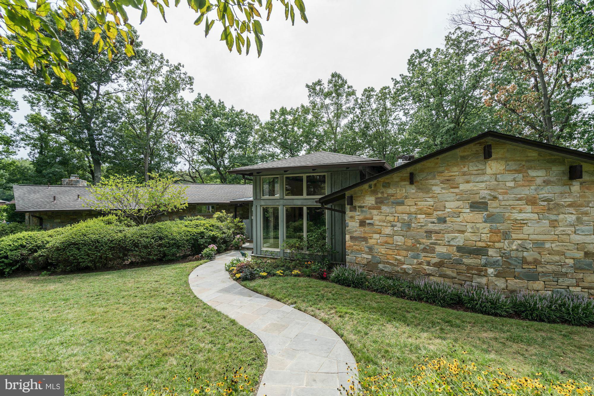 LAKE BARCROFT - Residential