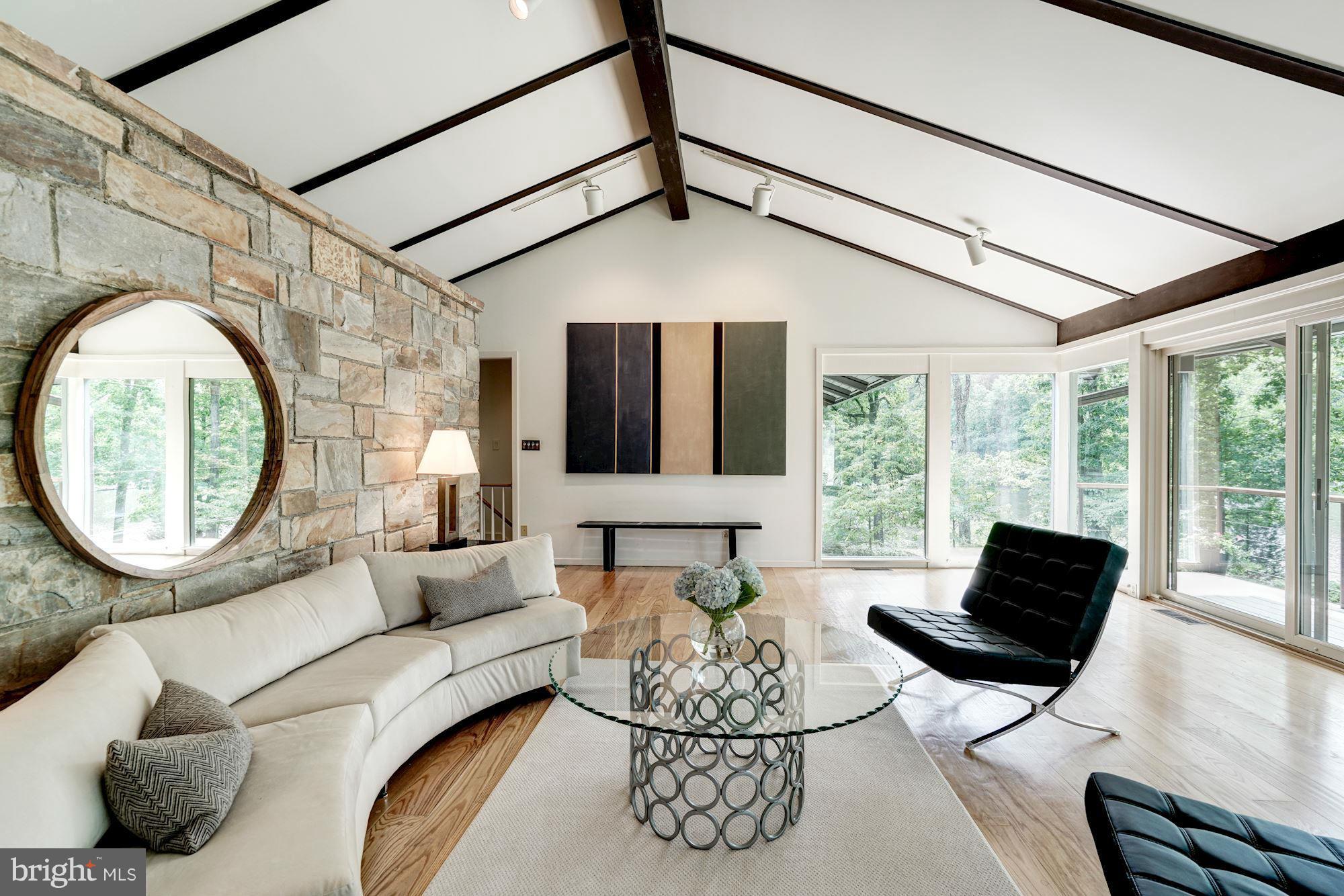 LAKE BARCROFT - Residential