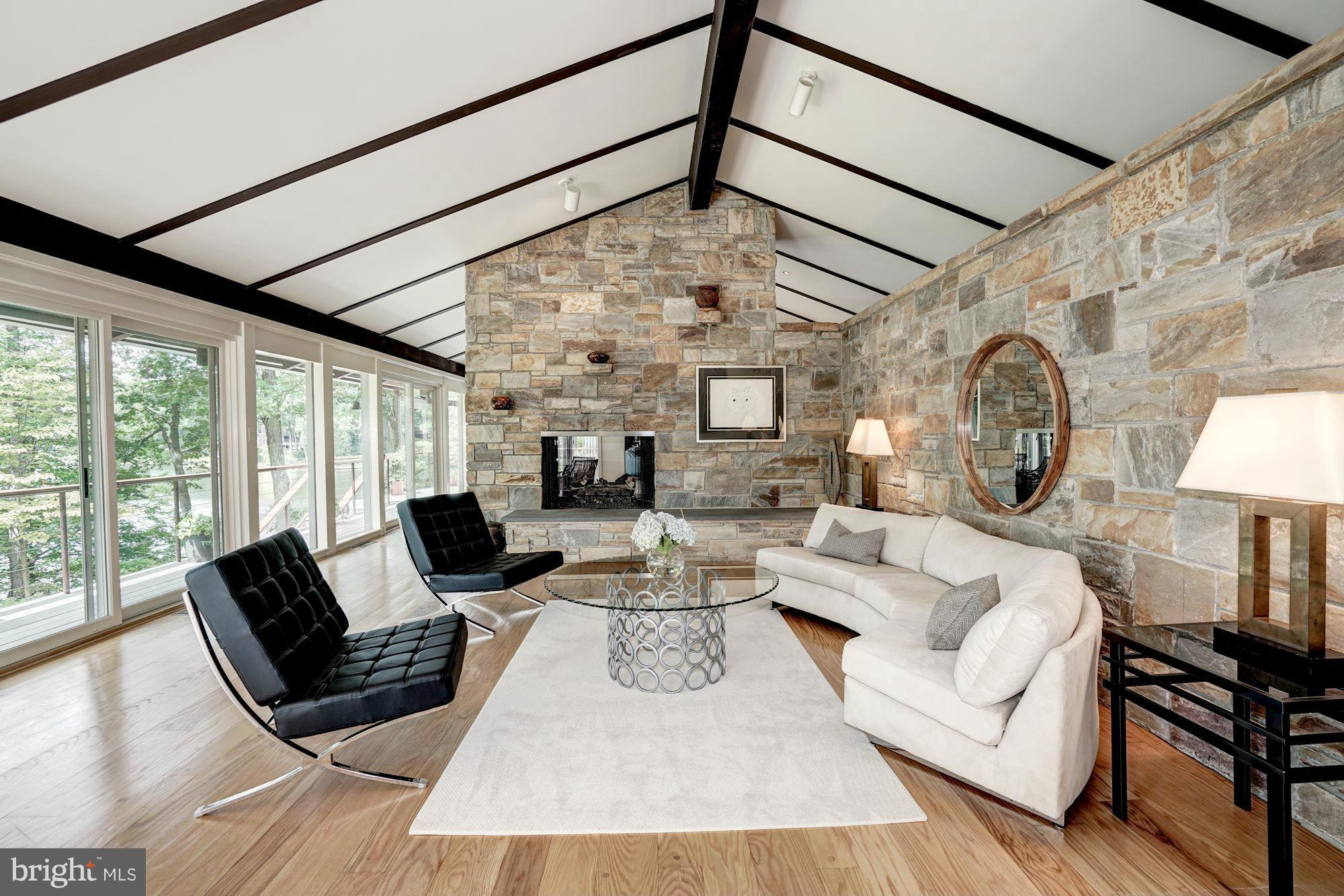 LAKE BARCROFT - Residential