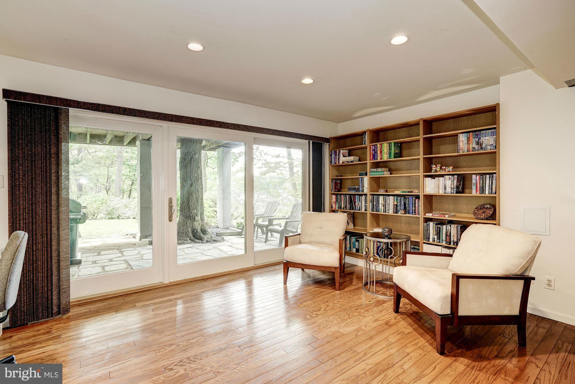 LAKE BARCROFT - Residential