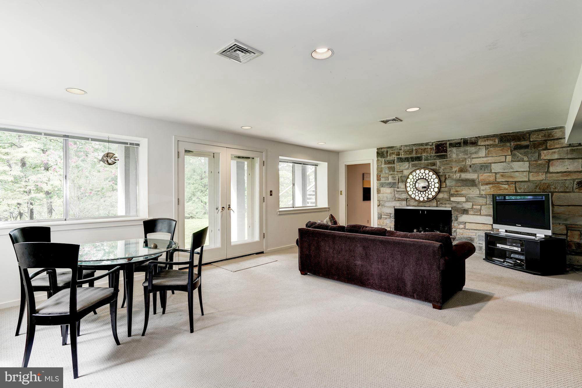 LAKE BARCROFT - Residential