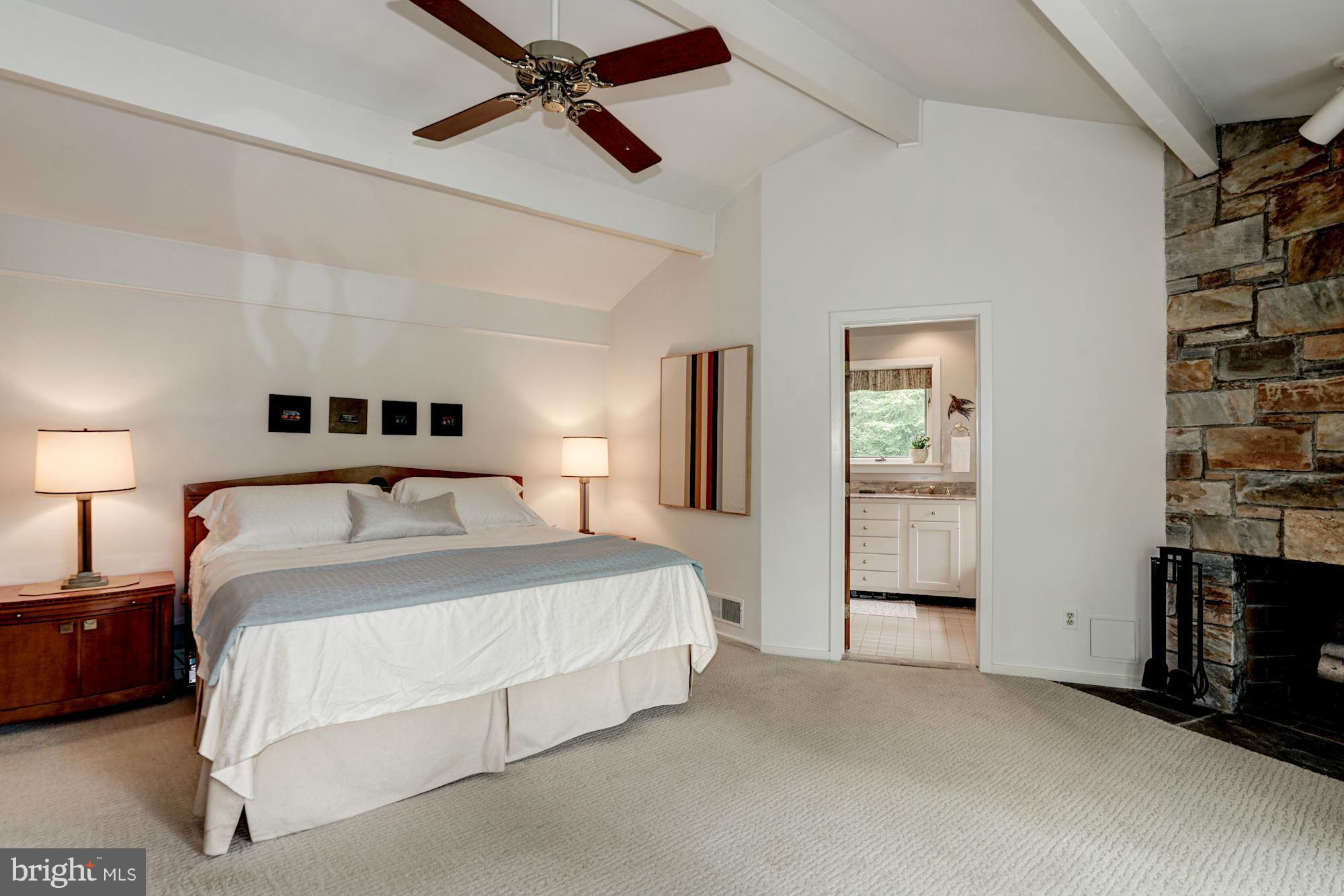 LAKE BARCROFT - Residential