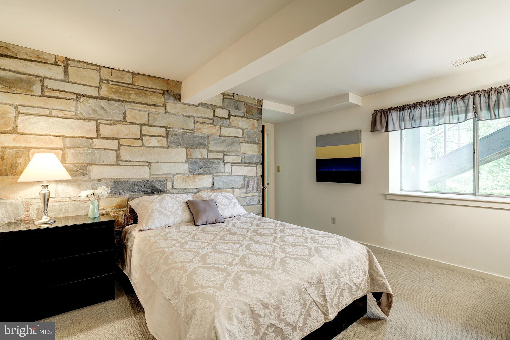 LAKE BARCROFT - Residential