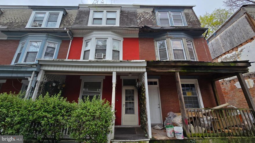 Fixer-Upper in Harrisburg! 76 Reservoir St is a 5-bed, 1-bath home (1,692 sqft) in fair condition. Needs 
roof replacement and some updates. Everything is original but livable. Includes unfinished basement. 
Great potential for investors or buyers wanting to renovate. Schedule your showing today.