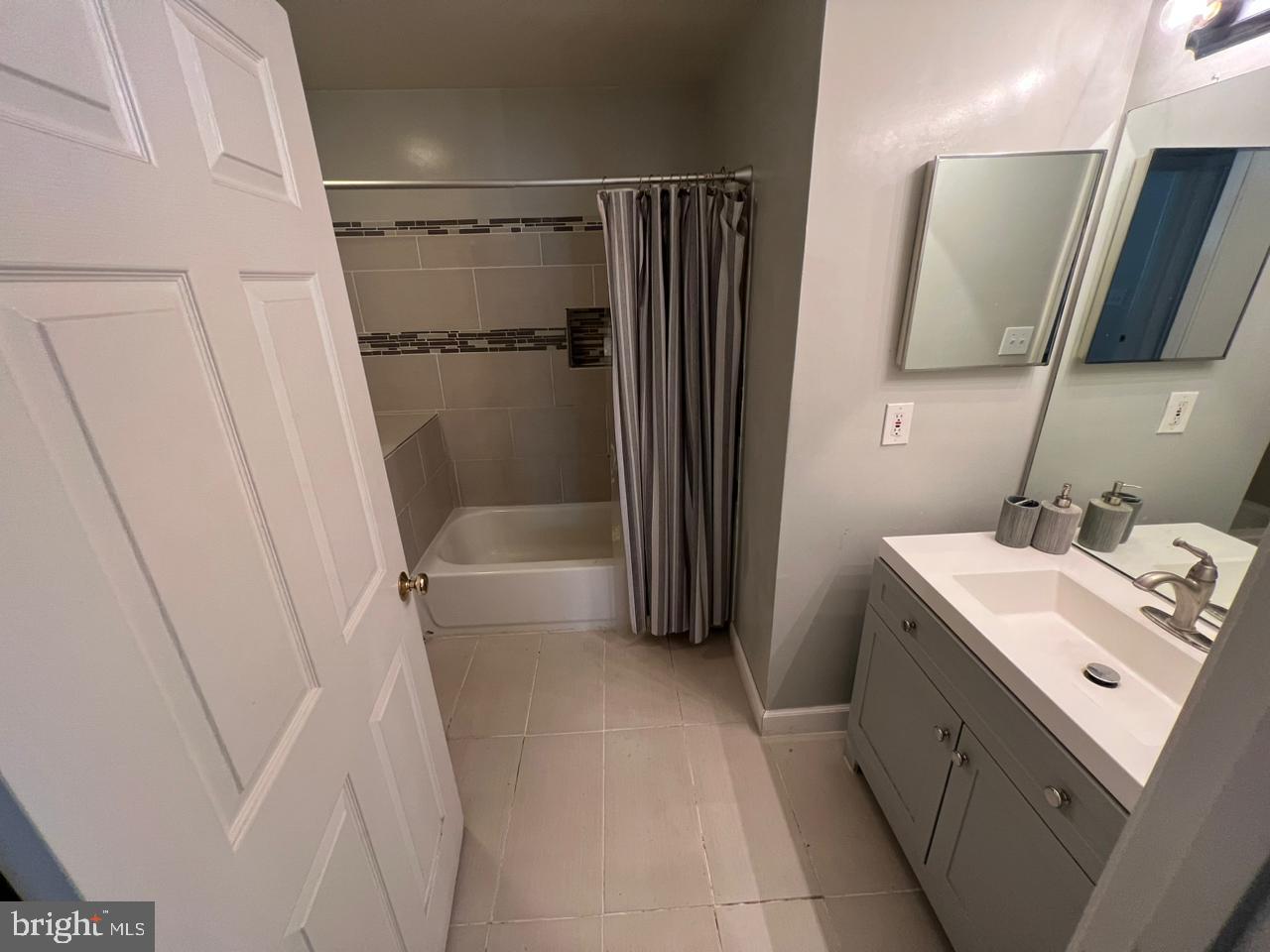 LAKESHORE CONDO - Residential Lease