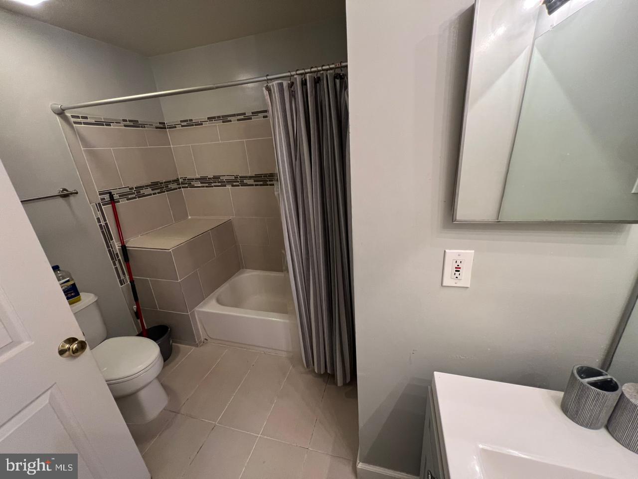 LAKESHORE CONDO - Residential Lease