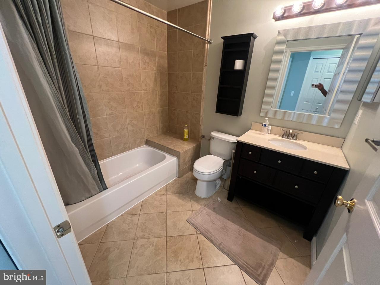 LAKESHORE CONDO - Residential Lease