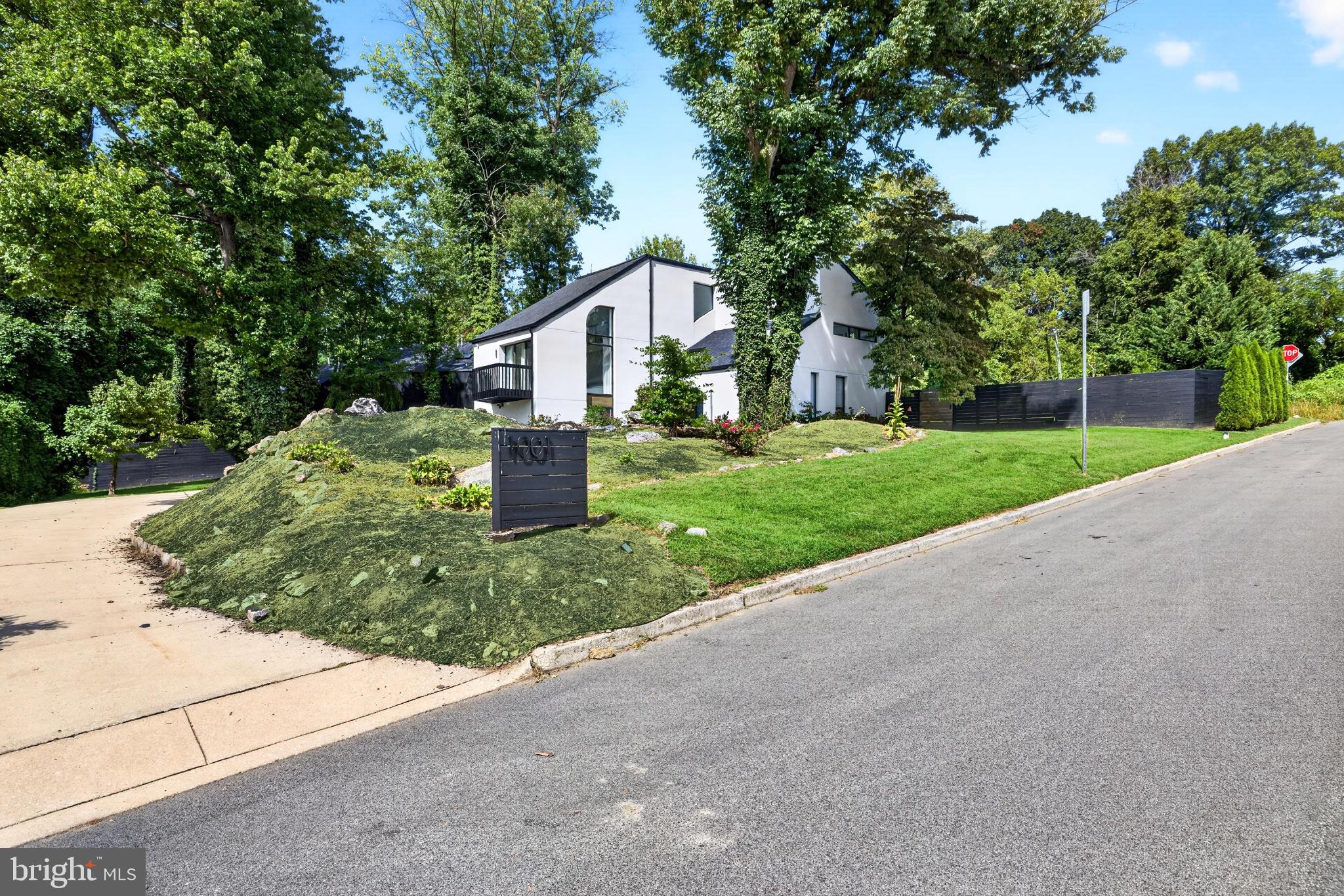 1001 W ALLENS LANE