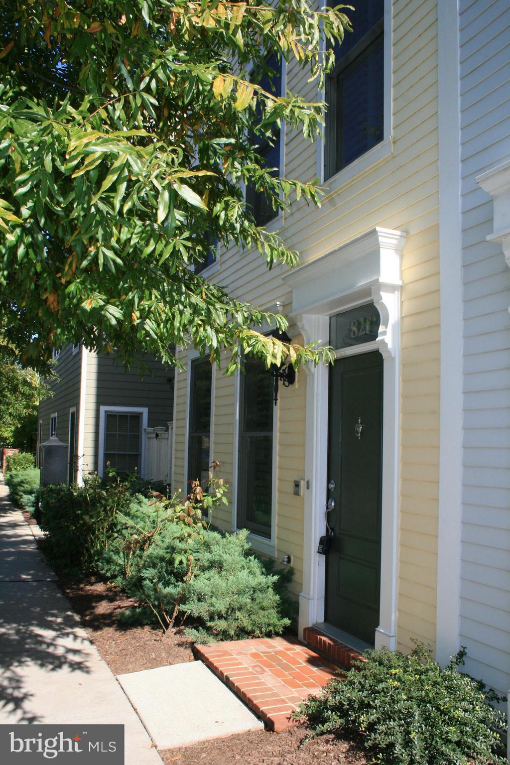 OLD TOWN COMMONS - Residential Lease