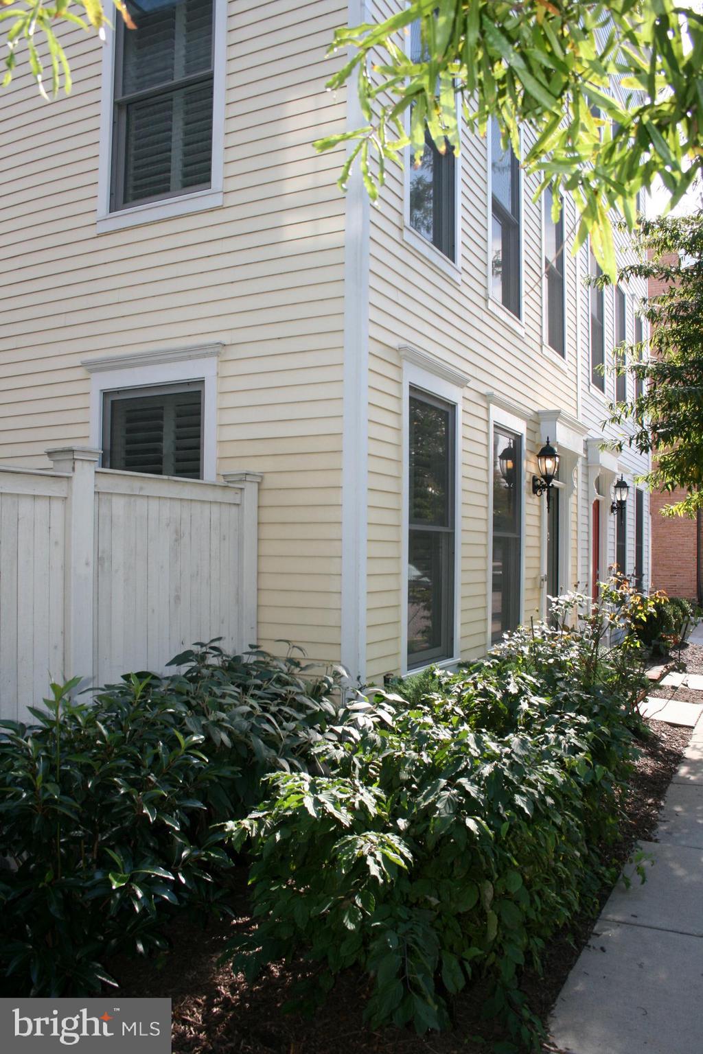 OLD TOWN COMMONS - Residential Lease