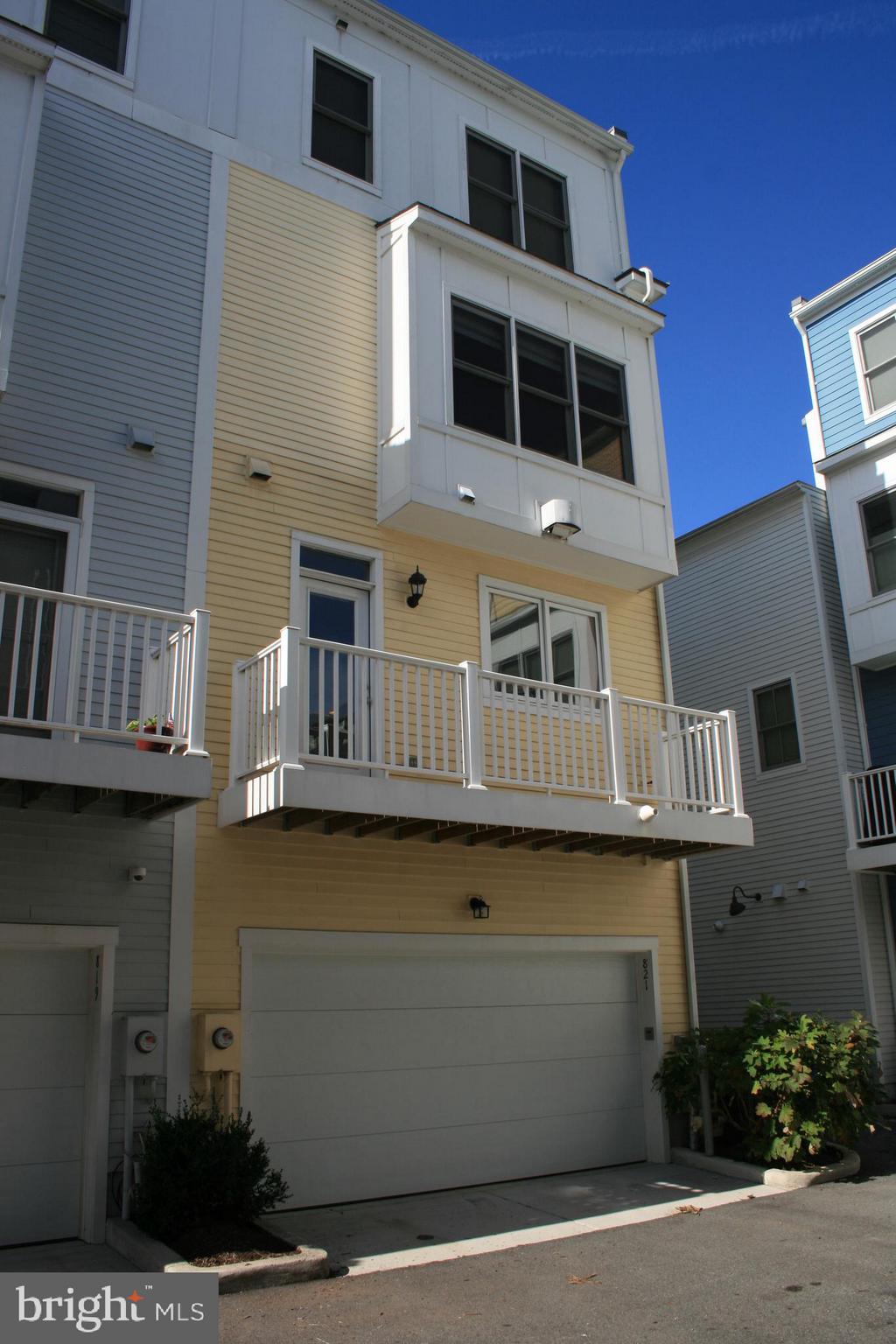 OLD TOWN COMMONS - Residential Lease