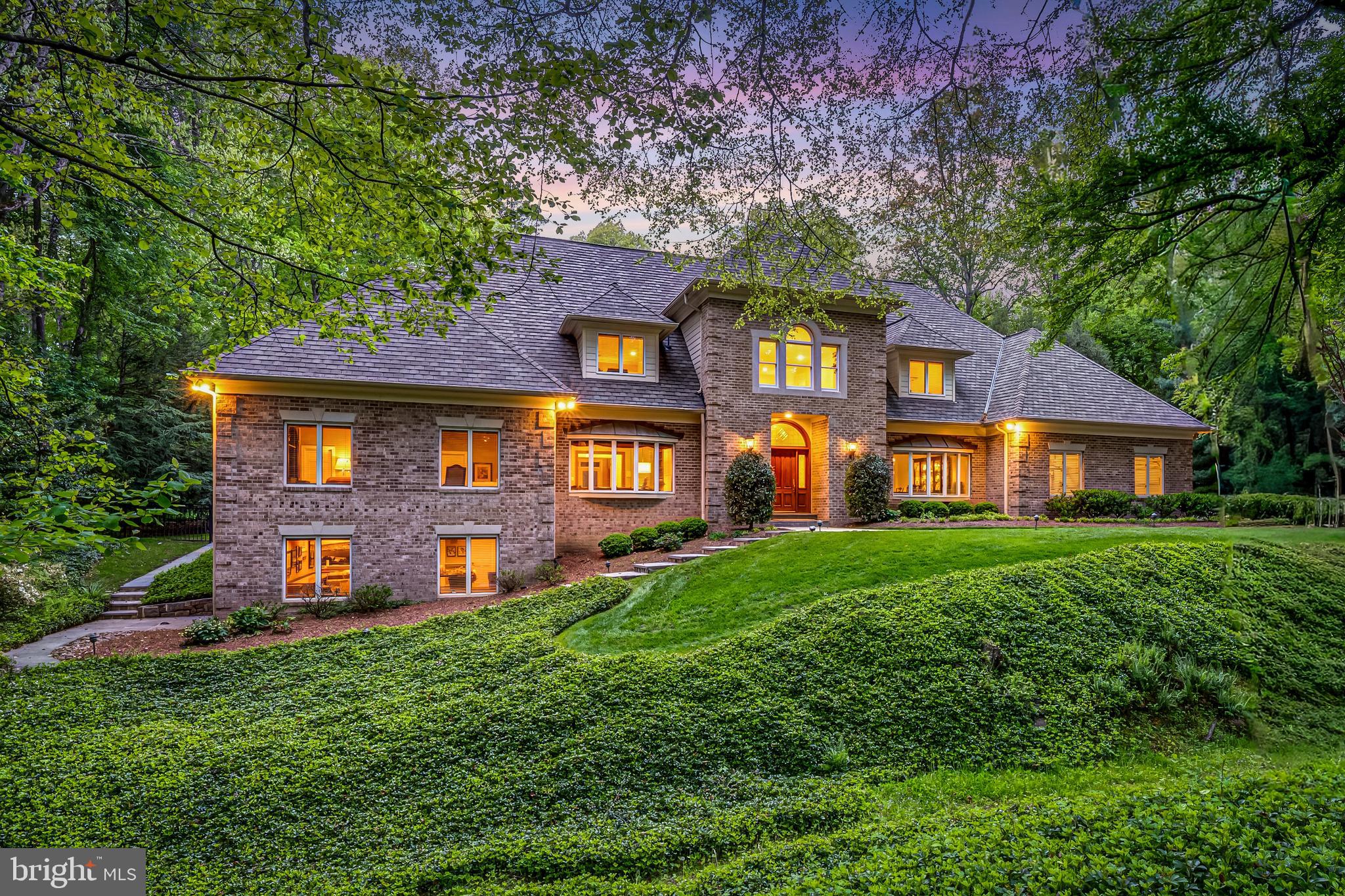 2402 OAKMONT COURT