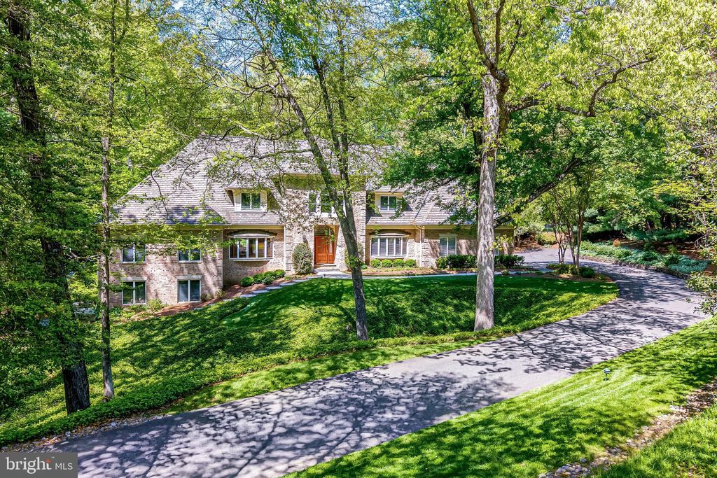 Photo of 2402 Oakmont Court, OAKTON, VA 22124 (MLS # VAFX2311450)