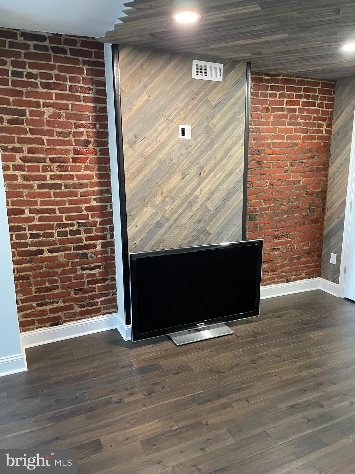 EAST FALLS - Residential