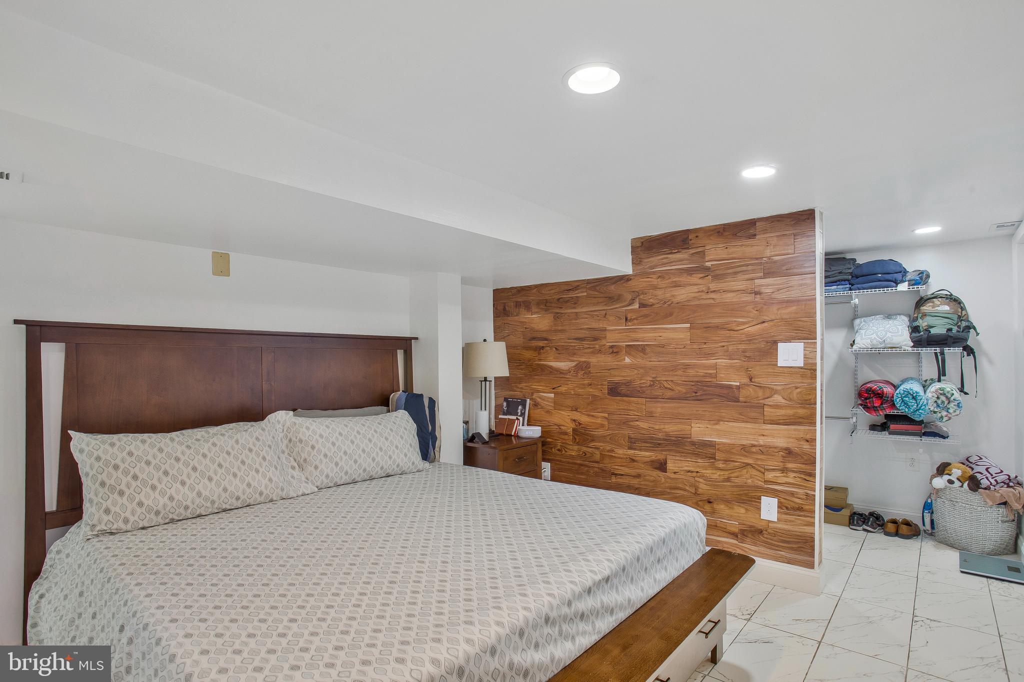 LANHAM WOODS - Residential