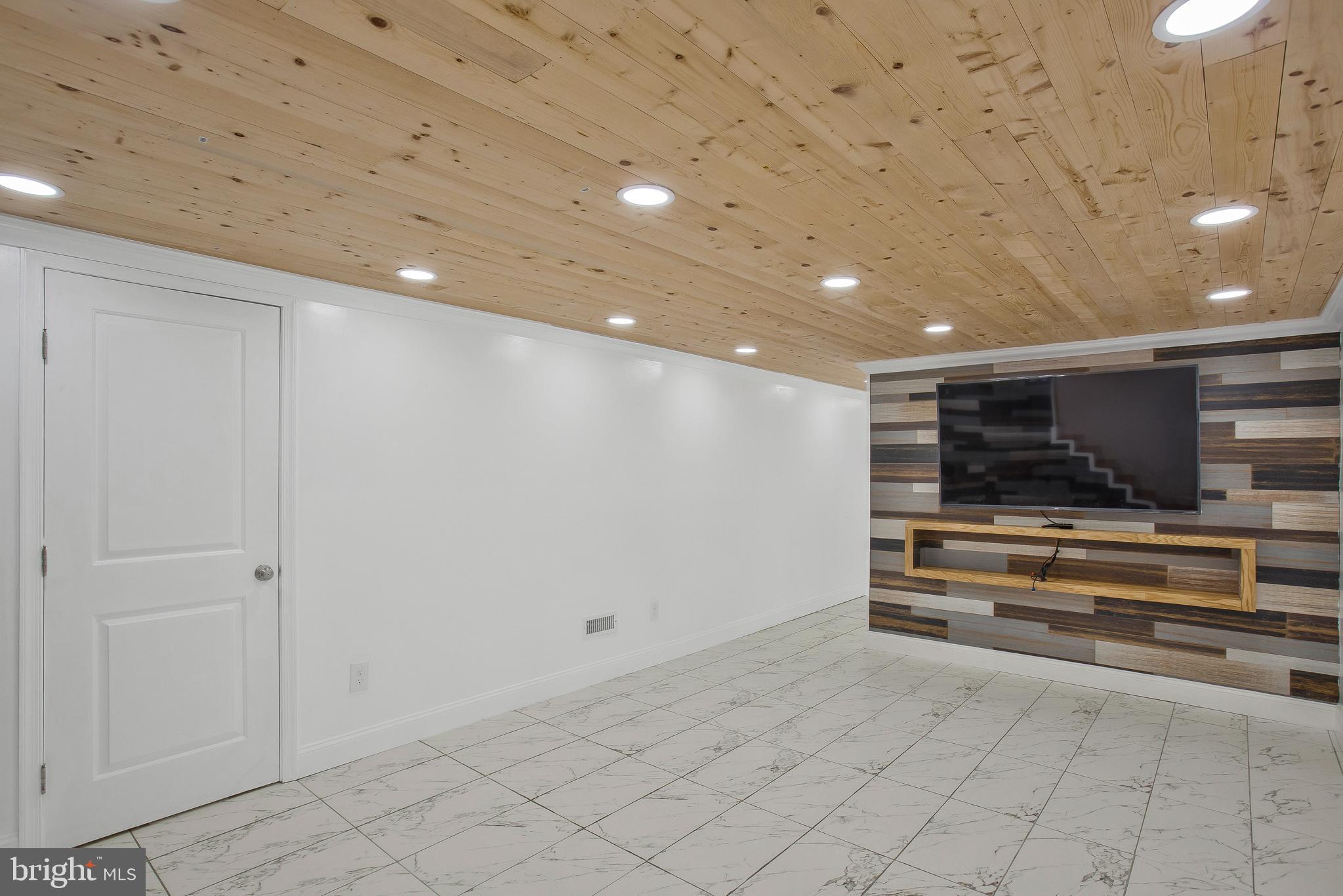 LANHAM WOODS - Residential