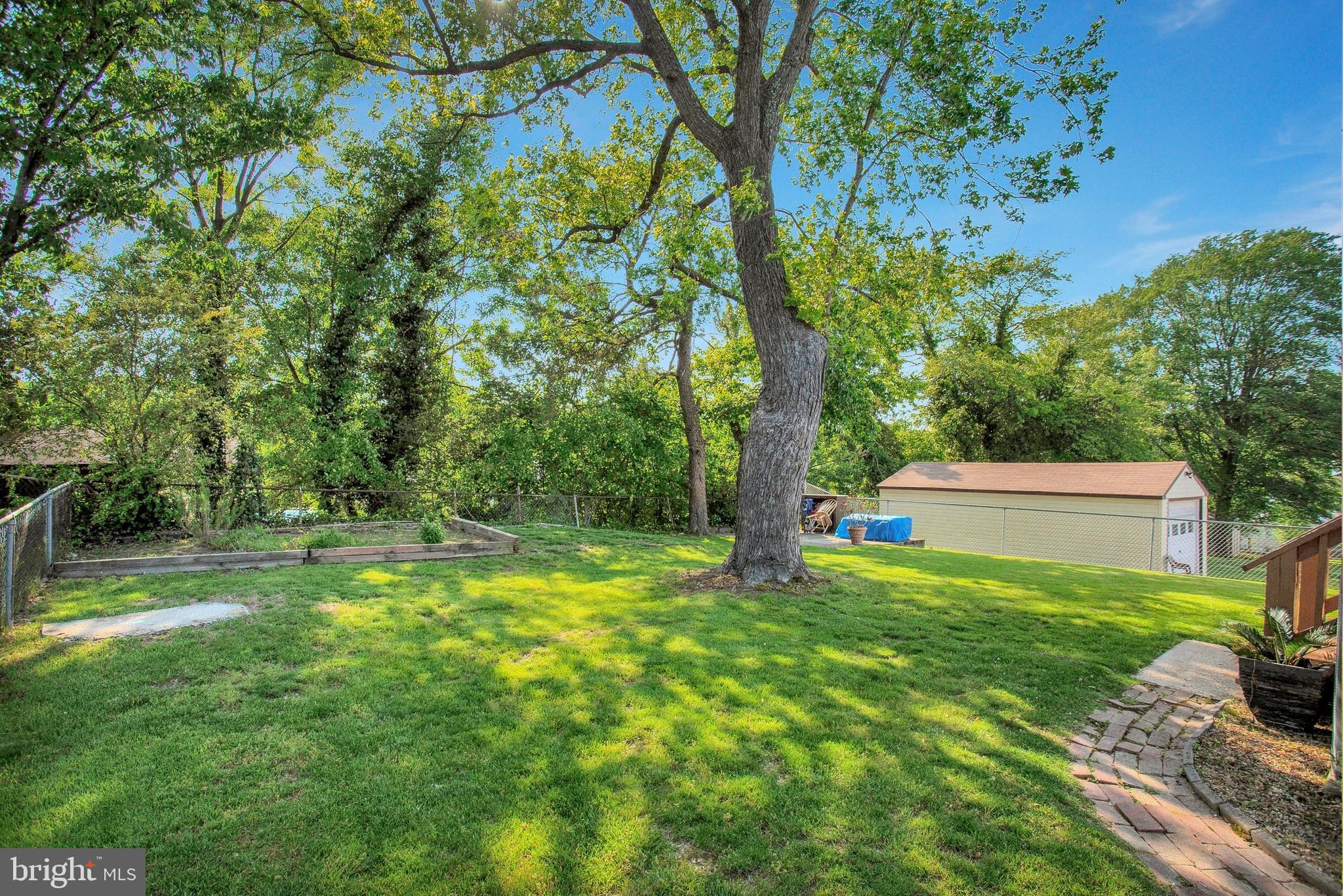 LANHAM WOODS - Residential