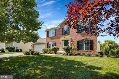Photo of 9556 Ballagan Court, BRISTOW, VA 20136 (MLS # VAPW2118204)