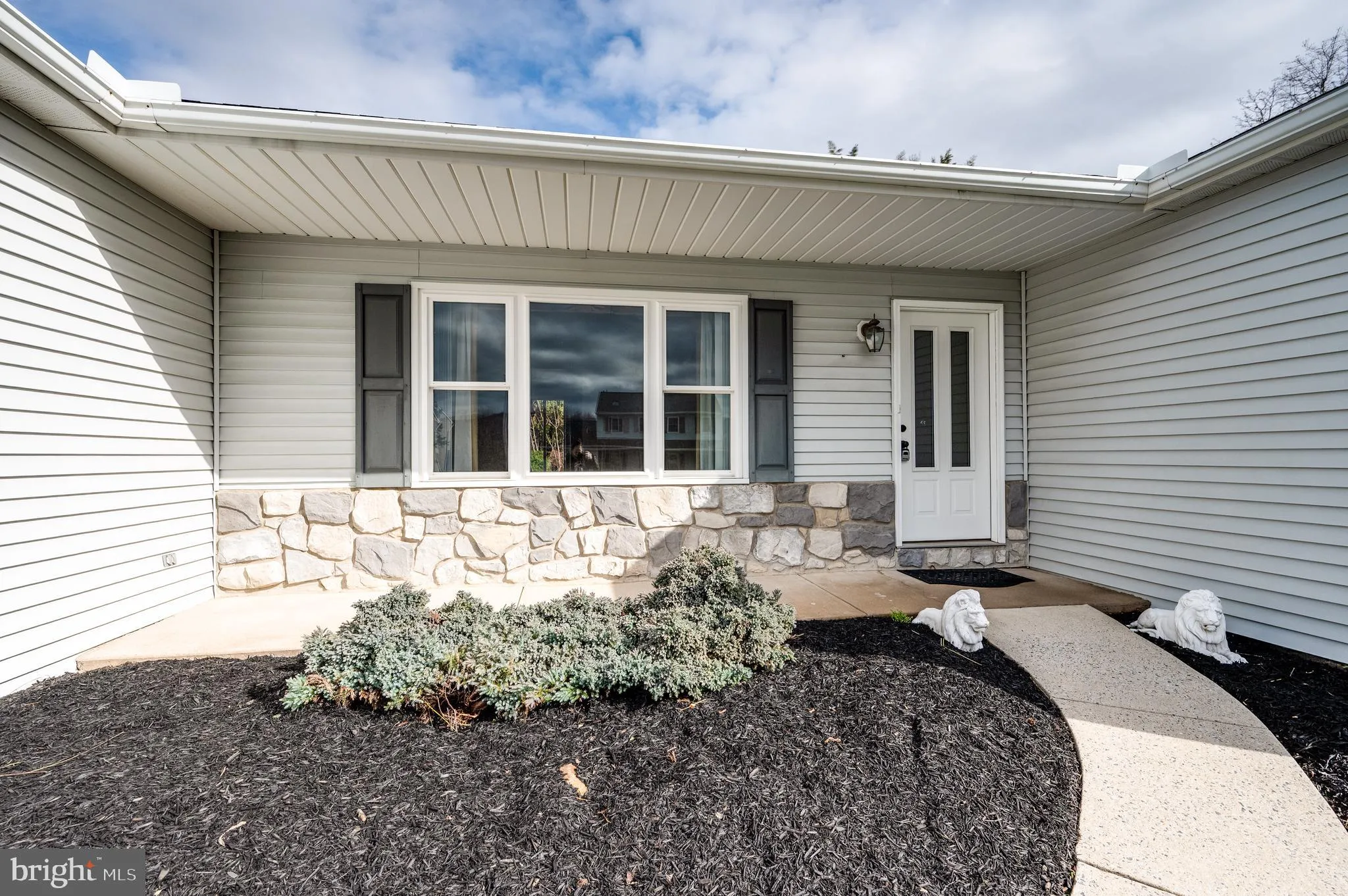 Blandon, Pennsylvania 19510, United States, 2 Bedrooms Bedrooms, ,2 BathroomsBathrooms,Residential,Pending,91538