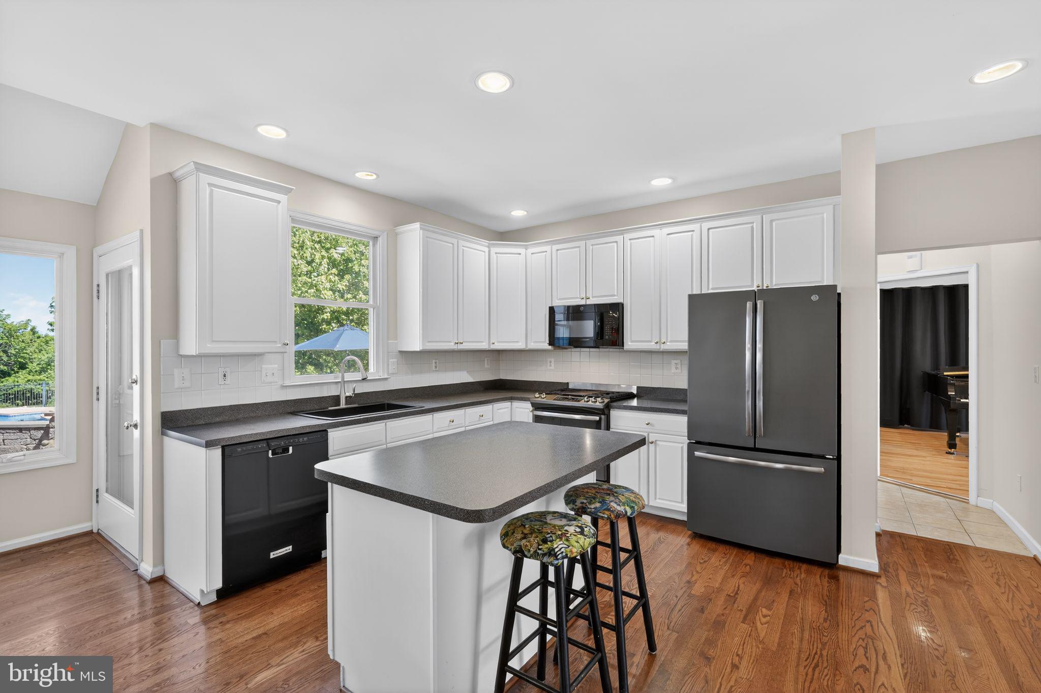 MAINLAND RIDGE - Commercial Sale