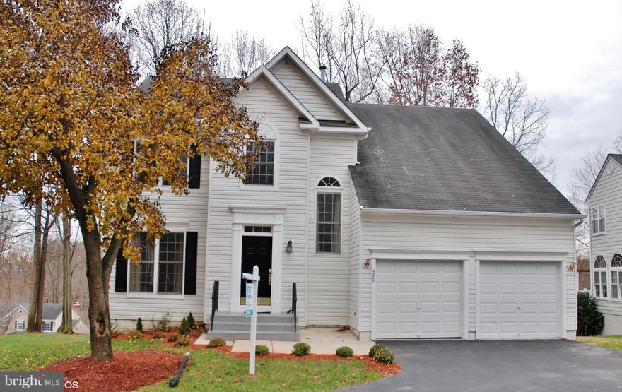 6 bedroom/3.5 bathroom home. This gorgeous sunlight home has an open floorplan featuring newly renovated kitchen & bathrooms! The recent upgrades include new stainless steel appliances, granite countertops, & custom tile design. House has a great deck & basement for entertaining. Great location in the Worthington subdivision with great schools & shopping nearby!