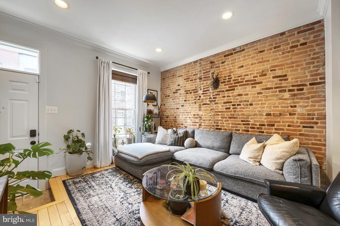 7 S ROBINSON STREET