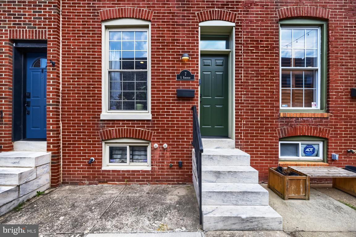 7 S ROBINSON STREET
