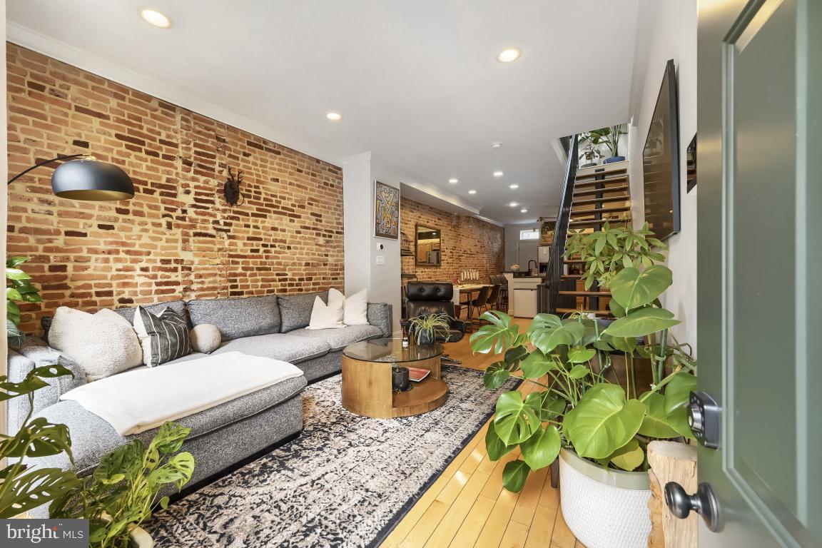 7 S ROBINSON STREET