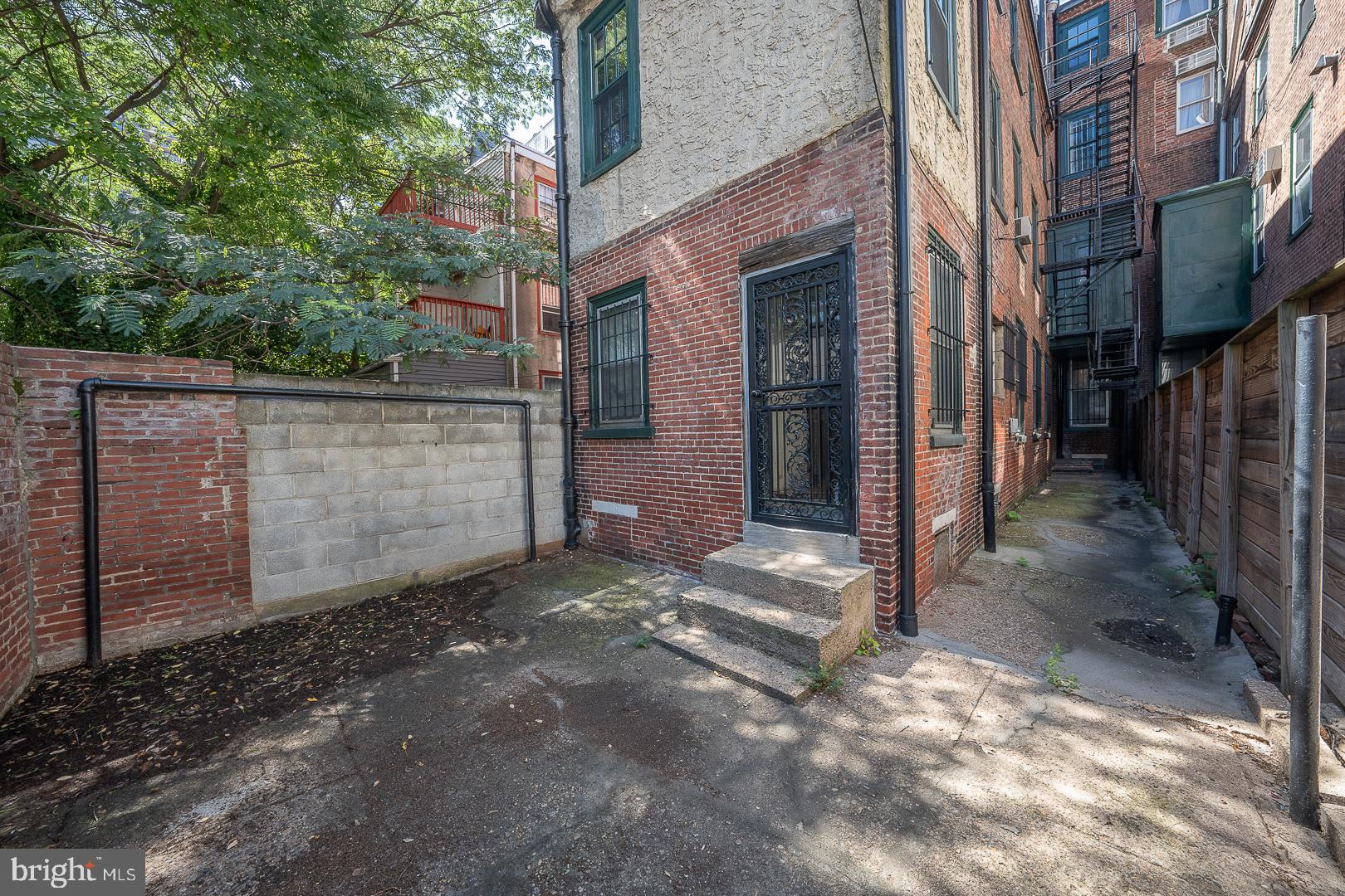 LOGAN SQUARE - Residential