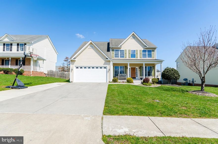 Welcome to 104 Plankwood Ct.!  Main floor features an open floor plan, 9' ceilings, dining/formal room with chair rail and crown molding, wrapped staircase at the bottom, office/den, a HUGE kitchen with and island and granite countertops,  Upper level has 4 bedrooms.  Owner's suite has vaulted ceilings, 2 walk in closets, owner's bath has a soaking/jetted tub, double sinks, and a walk in shower.  Lower level has a unique touch as well.  Schedule your showing today!