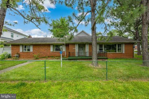 Photo of 10511 Parkwood Drive, Kensington, MD 20895 (MLS # MDMC2135220) Photo of 10511 Parkwood Drive, Kensington, MD 20895 (MLS # MDMC2135220)